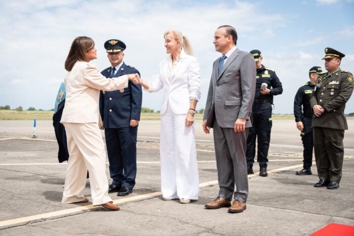 Así fue la llegada a Cali de presidentes e invitados especiales a la posesión de Abelardo De la Espriella Officials shake hands at an airfield ceremony, with police and military observers nearby. - Así fue la llegada a Cali de presidentes e invitados especiales a la posesión de Abelardo De la Espriella