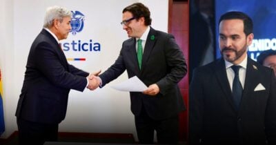 Two men in business suits shake hands during a formal signing, one holding a document, with a 'Justicia' backdrop behind them on the left; another man in a suit stands on the right. - De la Espriella le puso freno a las notarías que Petro entregó antes de dejar el poder
