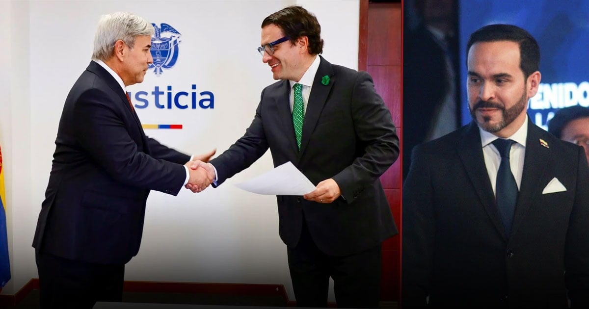 Two men in business suits shake hands during a formal signing, one holding a document, with a 'Justicia' backdrop behind them on the left; another man in a suit stands on the right. - Por orden del presidente Dela Espriella, Joaquín Méndez superintendente de Notariado Bloqueó entrega de notarías