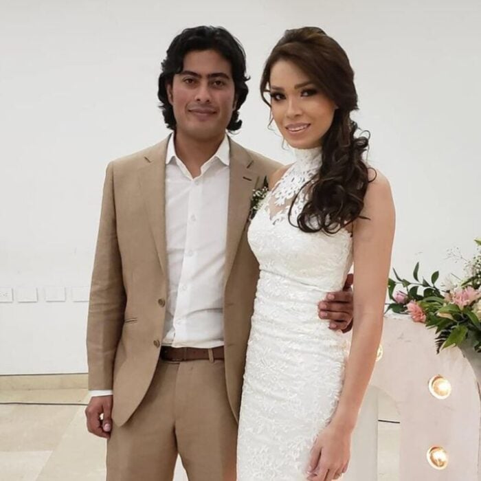 Bride and groom posing together at a wedding, she in a white lace dress and he in a tan suit with white shirt. - La infidelidad de Nicolás Petro prendió el incendio que tiene enfrentadas y cerca de la cárcel a su esposa y a su ex