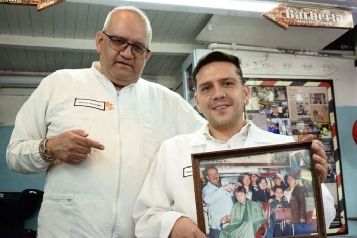 A sus 58 años sigue trabajando en la barbería más antigua de Bogotá por donde pasaron Gaitán, Lleras y Turbay Barbería
