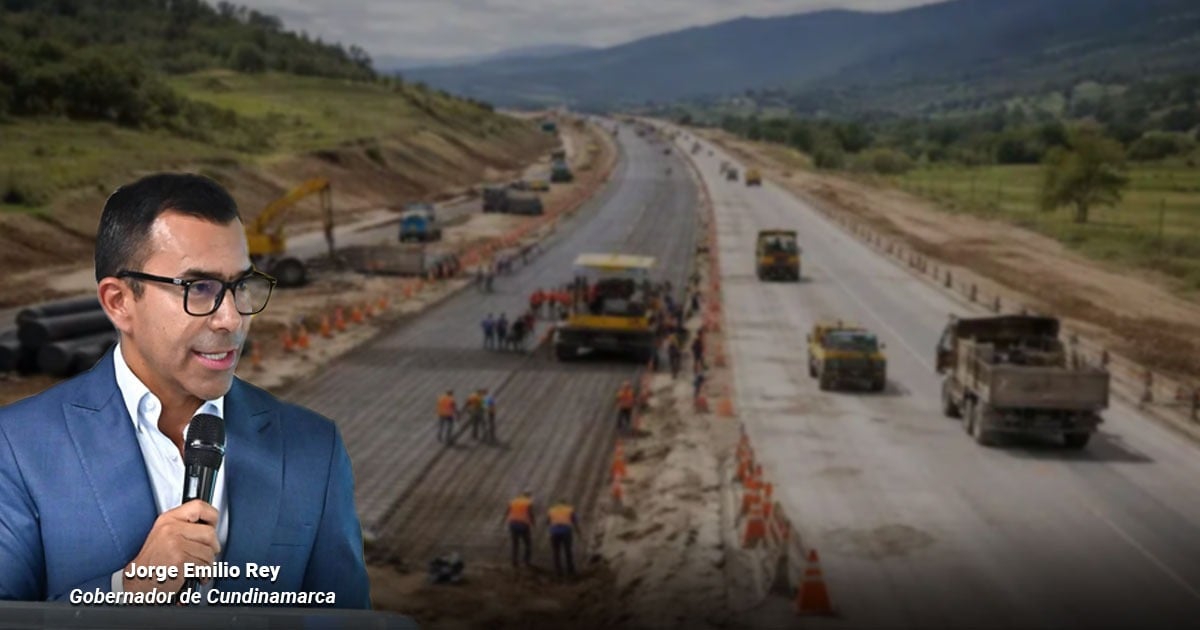 Governor Jorge Emilio Rey speaks into a microphone beside a highway under construction on a rural road project. - Vía libre para la construcción del puente Tibanica en Bosa, beneficiará a 250 mil personas de Ciudad Verde