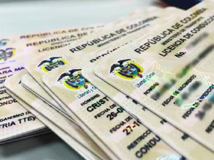 La ministra Elsa Noguera bloqueó el nuevo requisito para sacar licencias de conducción Several Colombian identity documents fanned out, showing the República de Colombia seal and text on each card. Close-up of multiple ID cards laid in a fan on a surface, with the national coat of arms visible. - La ministra Elsa Noguera bloqueó el nuevo requisito para sacar licencias de conducción