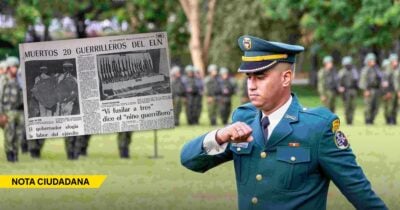 Uniformed officer in a teal dress uniform poses in a park with a newspaper front page about guerrillas and a yellow 'Nota Ciudadana' banner in the corner. - Las2orillas.co: Historias, voces y noticias de Colombia
