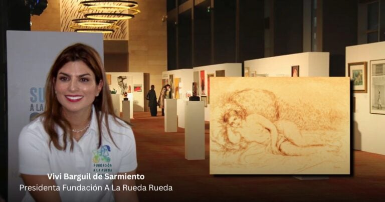 Smiling woman in a white polo at an art gallery, with a large reclining-drawn artwork in the foreground; caption notes she is president of a foundation. - Las2orillas.co: Historias, voces y noticias de Colombia