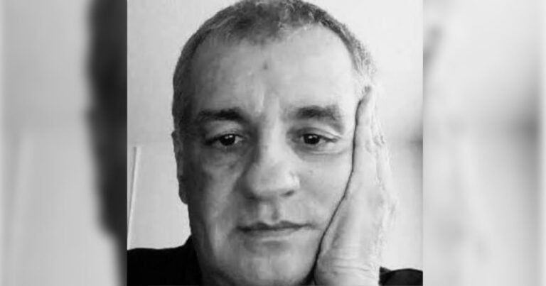 ¿Es el Pacto Histórico una banda criminal? Black-and-white portrait of a man resting his head on his left hand, looking somber and tired. - ¿Es el Pacto Histórico una banda criminal?