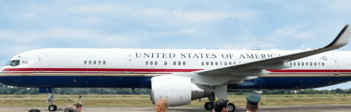 Así es el gigante avión Boeing 757 en el que Marco Rubio llegó a Colombia junto a su esposa de origen caleño - Así es el gigante avión Boeing 757 en el que Marco Rubio llegó a Colombia junto a su esposa de origen caleño