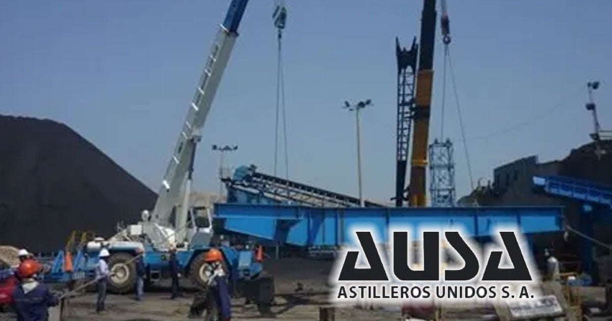 Industrial shipyard scene with two large cranes lifting blue metal beams while workers in hard hats supervise; a blue gantry is being assembled, with the logo 'AUS A ASTILLEROS UNIDOS S.A.' in the foreground - Una empresa Barranquillera logró producir barcos que tanquean en alta mar