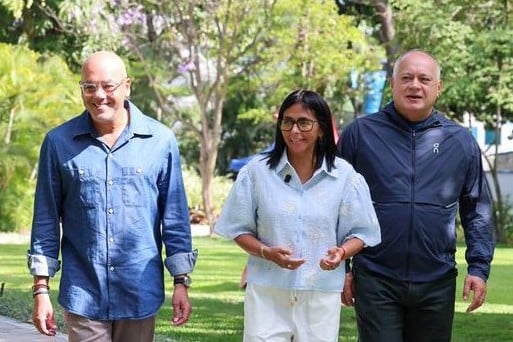 El derrumbe de Diosdado Cabello, quien ahora podría terminar en una cárcel en Santiago de Chile vinculado a un asesinato Three adults walking together in a park on a sunny day, smiling and talking. - El derrumbe de Diosdado Cabello, quien ahora podría terminar en una cárcel en Santiago de Chile vinculado a un asesinato