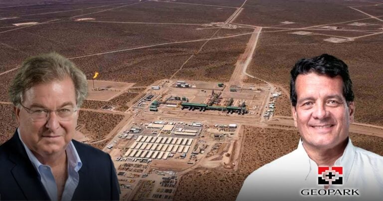 Las2orillas.co: Historias, voces y noticias de Colombia Aerial view of a desert industrial facility with two men in the foreground and a Geopark logo in the lower right corner. - Las2orillas.co: Historias, voces y noticias de Colombia