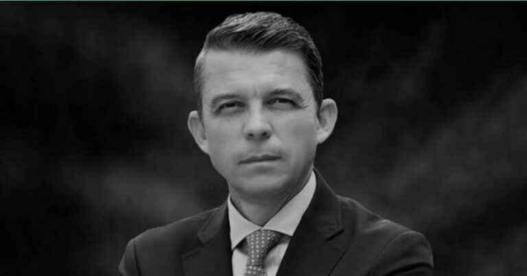 Black-and-white head-and-shoulder portrait of a man in a suit and tie, looking at the camera. - El Catatumbo y los truenos de guerra