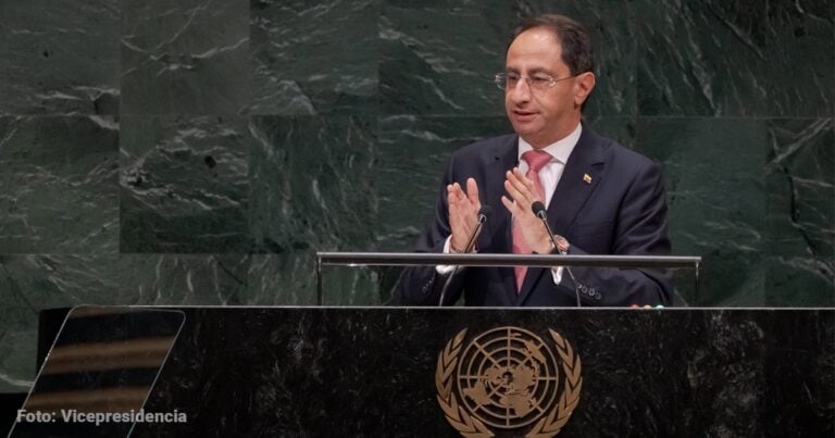 Las2orillas.co: Historias, voces y noticias de Colombia Man in a dark suit and pink tie speaks at a UN podium with microphones and the UN emblem on the front panel. - Las2orillas.co: Historias, voces y noticias de Colombia