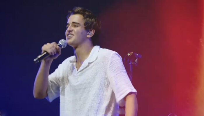 El debut de Pedro, el hijo menor de Carlos Vives, que con 16 años y al lado de su papá ya empieza a cantar en tarima - El debut de Pedro, el hijo menor de Carlos Vives, que con 16 años y al lado de su papá ya empieza a cantar en tarima