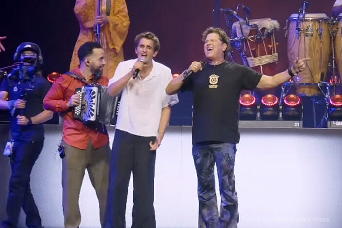 El debut de Pedro, el hijo menor de Carlos Vives, que con 16 años y al lado de su papá ya empieza a cantar en tarima - El debut de Pedro, el hijo menor de Carlos Vives, que con 16 años y al lado de su papá ya empieza a cantar en tarima