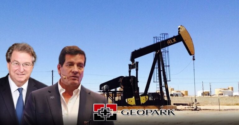 Las2orillas.co: Historias, voces y noticias de Colombia Two men in suits stand in front of a large oil pumpjack with a Geopark logo visible. - Las2orillas.co: Historias, voces y noticias de Colombia
