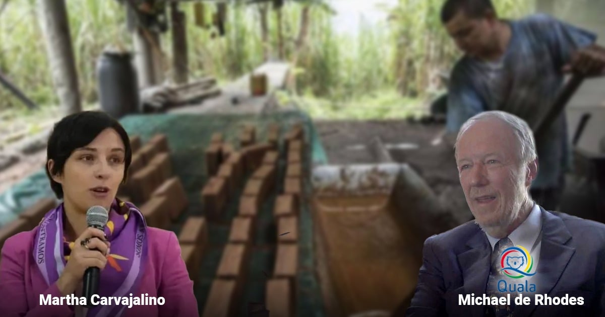 Two speakers are shown in front of a construction site with brick stacks; a woman on the left holds a microphone as if speaking, a man in a suit sits on the right smiling. - La poderosa Quala aplastó a los paneleros representados por la exminagricultura Martha Carvajalino