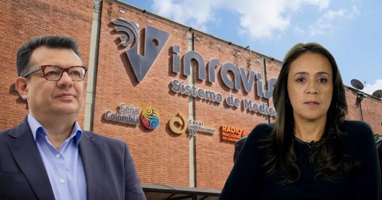Two news presenters in front of a brick media building with logos for Señal Colombia and other channels visible in the background. - Las2orillas.co: Historias, voces y noticias de Colombia
