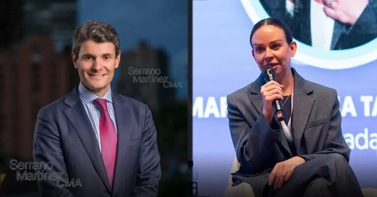 Las2orillas.co: Historias, voces y noticias de Colombia Two business professionals on a split-stage setup: a smiling man in a dark suit and pink tie on the left, and a woman in a dark blazer speaking into a microphone on the right at a conference. - Las2orillas.co: Historias, voces y noticias de Colombia