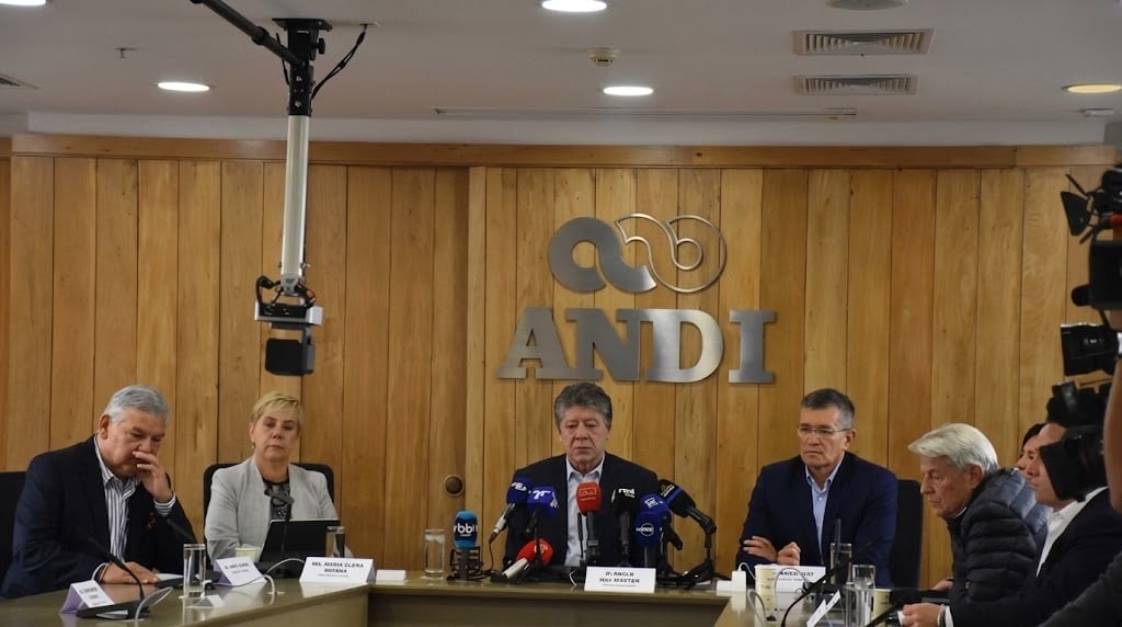  - La nueva junta directiva de la Andi le aseguro otro año a Bruce Mac Master en contravía de De la Espriella
