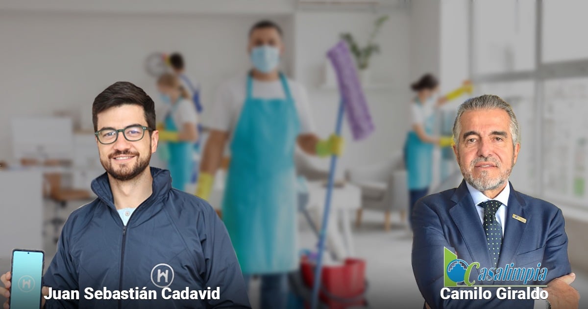Two men in the foreground—one with glasses in a blue jacket and the other in a suit—while a cleaning team works blurred in the background; names Juan Sebastián Cadavid and Camilo Giraldo shown on screen., - Una empresa digital de aseo de hogares y oficinas le ha ido ganando terreno a la tradicional Casa Limpia