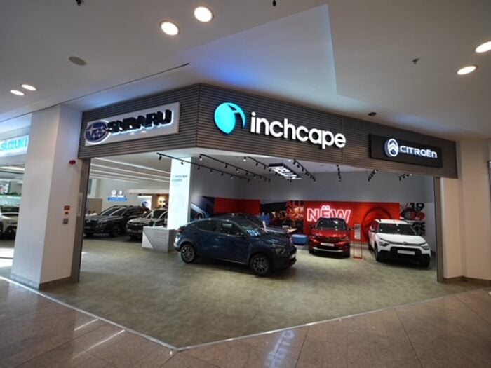 La mayor distribuidora de automóviles del mundo pisa duro e inaugura una gran vitrina en el Centro comercial Av Chile