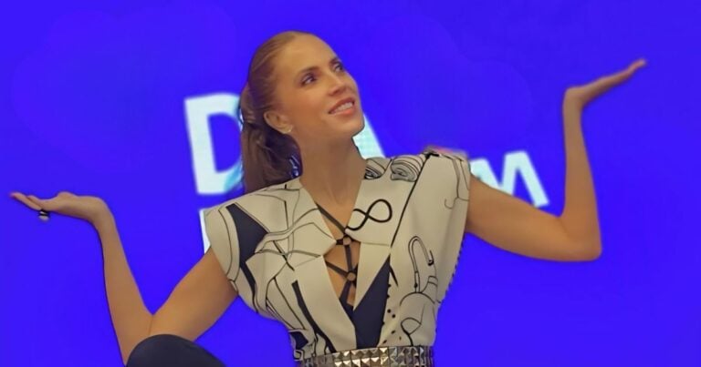 Las2orillas.co: Historias, voces y noticias de Colombia Woman in a patterned dress on a bright blue background, arms raised in a dance-like pose. - Las2orillas.co: Historias, voces y noticias de Colombia