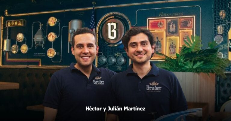 Two men in navy Bruder shirts pose and smile at camera in a themed cafe with teal walls and decorative panels behind them.", - Las2orillas.co: Historias, voces y noticias de Colombia