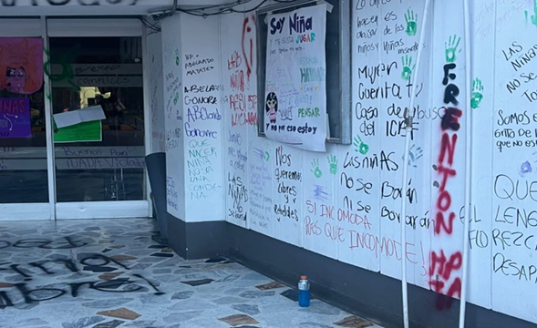  - Agarrón de grafitis en las paredes del ICBF entre dos poderosas mujeres