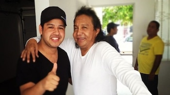 El terrible secreto que escondía el cementerio donde están enterrados Diomedes Díaz, Escalona y Martín Elías Two men posing for a photo, one giving a thumbs-up and the other with his arm around him, both smiling indoors. - El terrible secreto que escondía el cementerio donde están enterrados Diomedes Díaz, Escalona y Martín Elías
