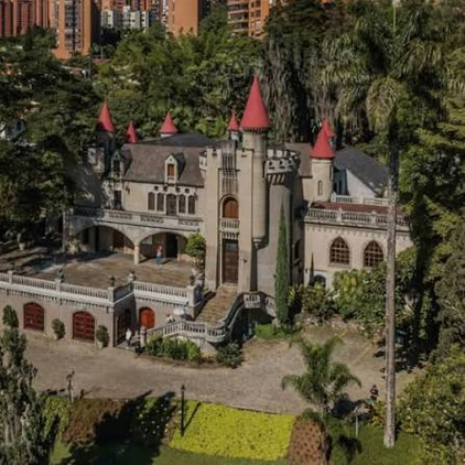 Fue un mexicano quien rescató de un sótano en Medellín los primeros murales que pintaron Botero y Obregón Bird's-eye view of a miniature castle with red-topped towers set in a lush garden park. - Fue un mexicano quien rescató de un sótano en Medellín los primeros murales que pintaron Botero y Obregón