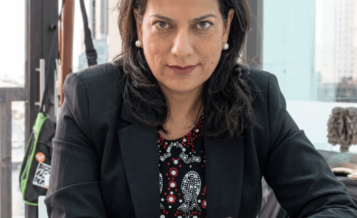 Quién es la nueva directora de Inravisión que llegó a borrar toda huella de Petro y Hollman Morris Portrait of a professional woman seated at a desk in a modern office, wearing a black blazer and pearl earrings, looking at the camera. - Quién es la nueva directora de Inravisión que llegó a borrar toda huella de Petro y Hollman Morris