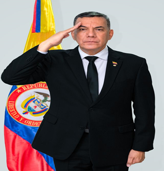 Airbus, Leonardo y Bell, las 3 extranjeras que se pelean la venta de 28 helicópteros militares a la Fuerza Aérea Formal portrait of a man in a dark suit saluting with his right hand, standing in front of a national flag and crest in the background. - Airbus, Leonardo y Bell, las 3 extranjeras que se pelean la venta de 28 helicópteros militares a la Fuerza Aérea