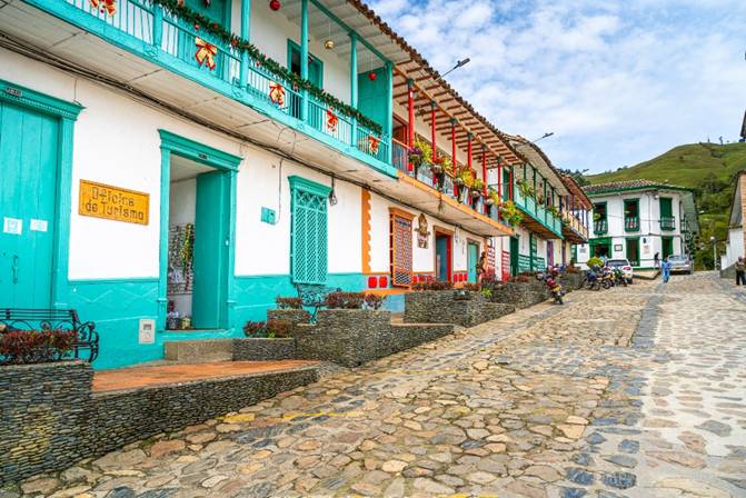 No todo es Guatapé: tres pueblos cerca de Medellín para descubrir cascadas, café, historia y calles de piedra - No todo es Guatapé: tres pueblos cerca de Medellín para descubrir cascadas, café, historia y calles de piedra