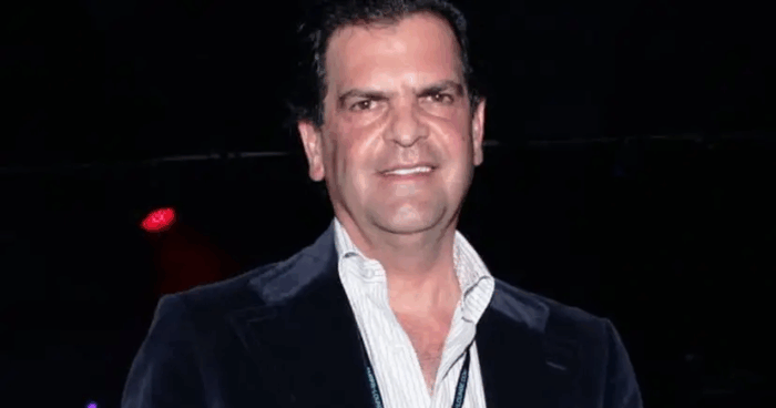 Los negocios que llevaron a la cima a los cinco más ricos de América Latina entre los que hay un colombiano Smiling man in a dark blazer and light striped shirt posing at a nighttime event, with a dark backdrop behind him. - Los negocios que llevaron a la cima a los cinco más ricos de América Latina entre los que hay un colombiano