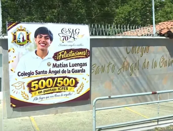 Banner celebrating student Matías Luengas at Colegio Santo Ángel de la Guarda, announcing 500/500 points ICFS and a congratulatory message. - Por segundo año consecutivo, un cucuteño consigue la hazaña de obtener un ICFES perfecto