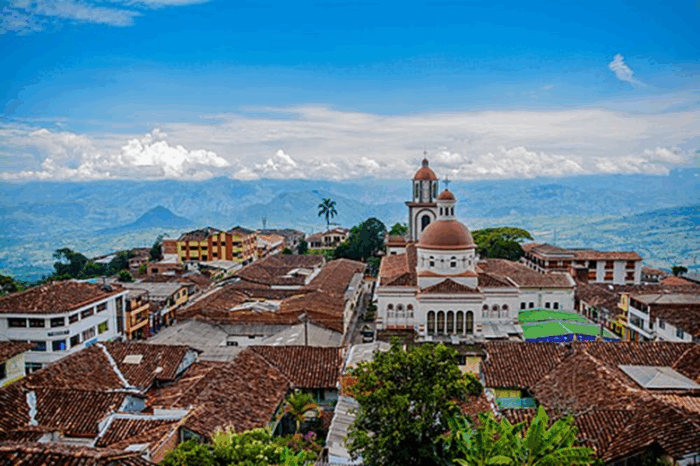 No todo es Guatapé: tres pueblos cerca de Medellín para descubrir cascadas, café, historia y calles de piedra - No todo es Guatapé: tres pueblos cerca de Medellín para descubrir cascadas, café, historia y calles de piedra