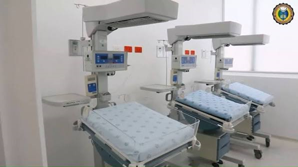 La coronel médica que se estrena como directora del Hospital Militar hereda una dura multa por un contrato que no firmó Two neonatal incubators with overhead lights in a clean hospital room, ready for infant care - La coronel médica que se estrena como directora del Hospital Militar hereda una dura multa por un contrato que no firmó