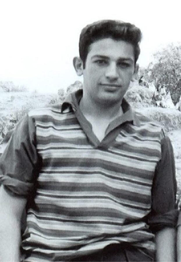 Los negocios que llevaron a la cima a los cinco más ricos de América Latina entre los que hay un colombiano Young man with short dark hair wearing a striped polo shirt sits outdoors, looking at the camera (black-and-white photo). - Los negocios que llevaron a la cima a los cinco más ricos de América Latina entre los que hay un colombiano