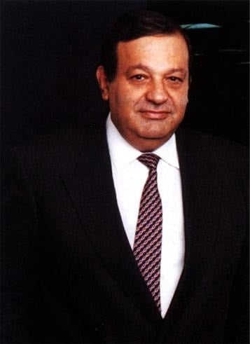 Los negocios que llevaron a la cima a los cinco más ricos de América Latina entre los que hay un colombiano Portrait of a middle-aged man in a black suit and patterned tie, facing the camera against a dark background. - Los negocios que llevaron a la cima a los cinco más ricos de América Latina entre los que hay un colombiano