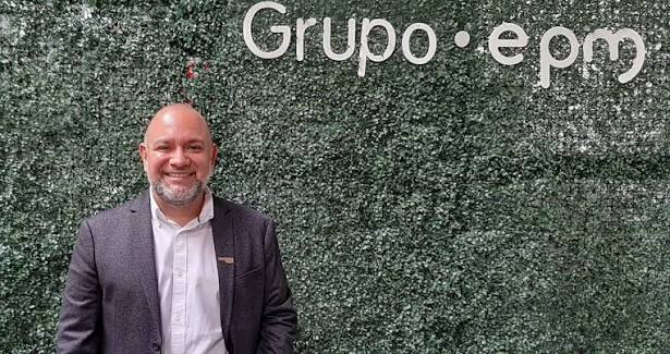 Los 2 italianos que junto al español amigo de Petro y Verónica Alcocer aparecen en el escándalo de Ecopetrol Smiling man in a dark suit and white shirt posing against a green hedge wall with 'Grupo • epm' text. - Los 2 italianos que junto al español amigo de Petro y Verónica Alcocer aparecen en el escándalo de Ecopetrol