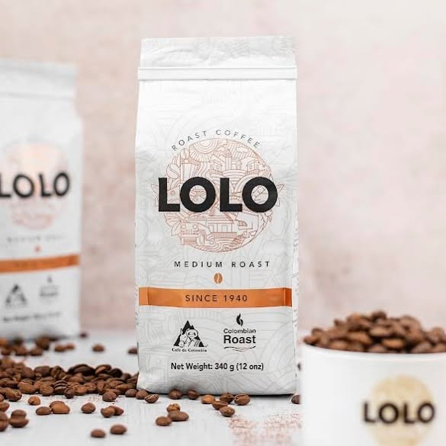 Las cinco empresas cafeteras que apostaron a la estrategia “De la finca a la taza” en 72 horas LOLO coffee bag labeled Medium Roast with roasted beans around it and a LOLO cup nearby. - Las cinco empresas cafeteras que apostaron a la estrategia “De la finca a la taza” en 72 horas