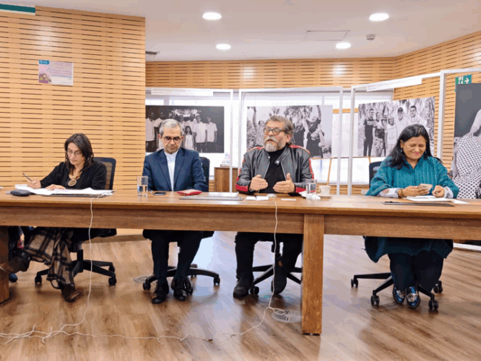El embajador de Irán que asumió cuando Petro era presidente tendrá que empacar maletas a la carrera - Panel discussion with four people seated at a long wooden table in a room, with black‑and‑white photo panels behind them. - El embajador de Irán que asumió cuando Petro era presidente tendrá que empacar maletas a la carrera -