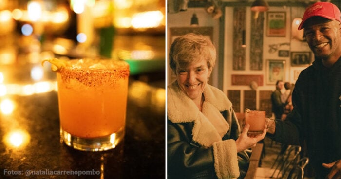 Demente, el grupo gastronómico que puso de moda la chicha y el aguardiente con sus restaurantes en Bogotá Two-panel scene: an orange cocktail on a bar, and a cheerful woman handed the drink by a smiling bartender in a cozy cafe.