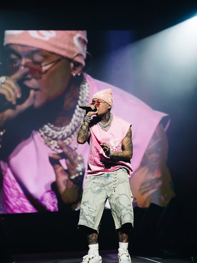 La historia con la que Blessd conmovió al público de su lleno total en el Palacio de los Deportes de México La historia con la que Blessd conmovió al público de su lleno total en el Palacio de los Deportes de México - La historia con la que Blessd conmovió al público de su lleno total en el Palacio de los Deportes de México