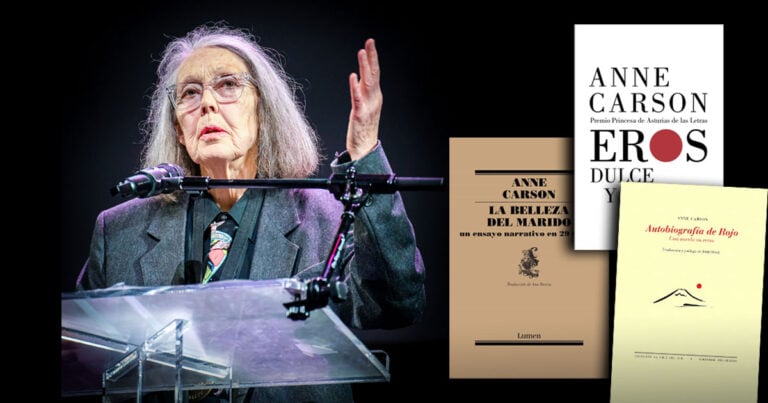 Las2orillas.co: Historias, voces y noticias de Colombia Elderly woman with glasses speaks at a podium on a dark stage, with three Anne Carson books displayed to the right.", - Las2orillas.co: Historias, voces y noticias de Colombia