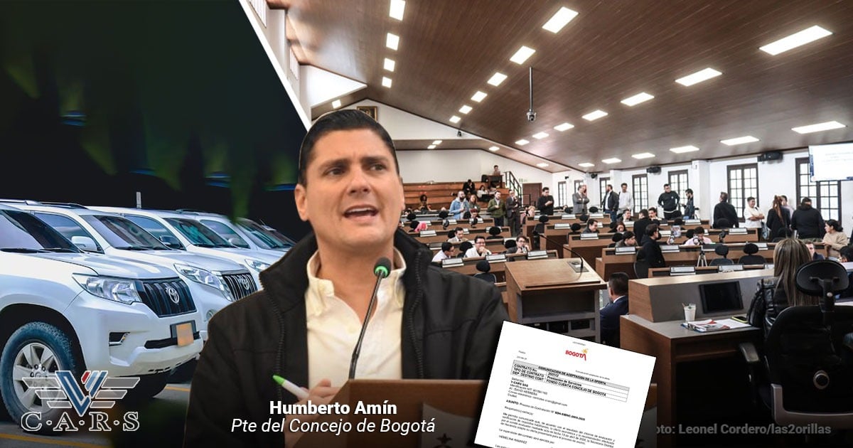 Humberto Amín, president of Bogotá's City Council, speaks at a microphone in a crowded council chamber with desks and attendees in the background; a row of white SUVs is visible on the left. - Indignación por el polémico contrato que firmó el Concejo de Bogotá para lavarle los carros a los concejales