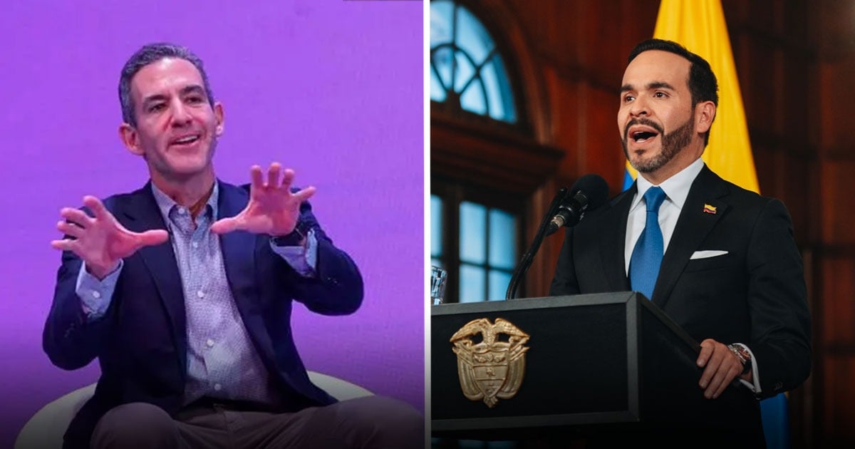 Split-screen: left shows a man in a dark blazer gesturing as he speaks on a purple stage; right shows a man in a suit at a podium with a flag behind him. - Cuál será el cargo de David Vélez, el cerebro de Nubank, en el gobierno De la Espriella