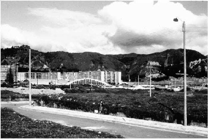 La historia de imponente hacienda sobre la que se levantó Corferias y su barrio vecino Quinta Paredes Black-and-white photo of a coastal housing development with apartment blocks, set against hills. - La historia de imponente hacienda sobre la que se levantó Corferias y su barrio vecino Quinta Paredes