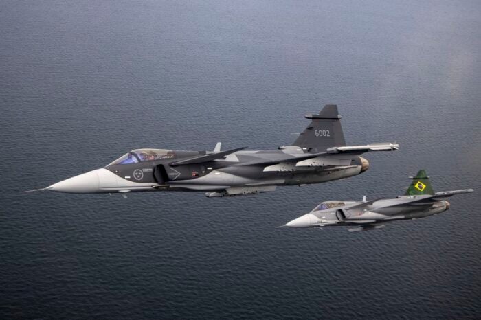  - De la Espriella le mete la mano al negocio de los 17 aviones de guerra que Petro le compró a Suecia