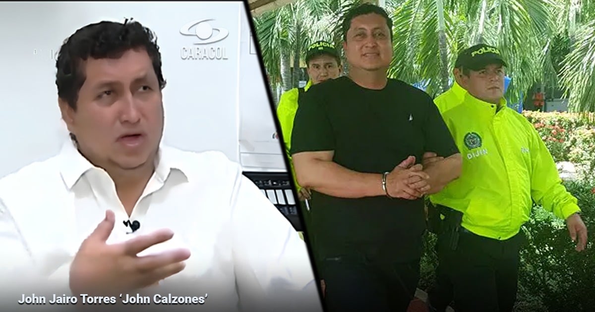 Split-screen news image: left, a man in a white shirt speaks; right, a man in black with police officers in neon jackets outdoors, caption: 'John Jairo Torres “John Calzones.”' - La primera vez que el asesinado John Calzones dio la cara en televisión